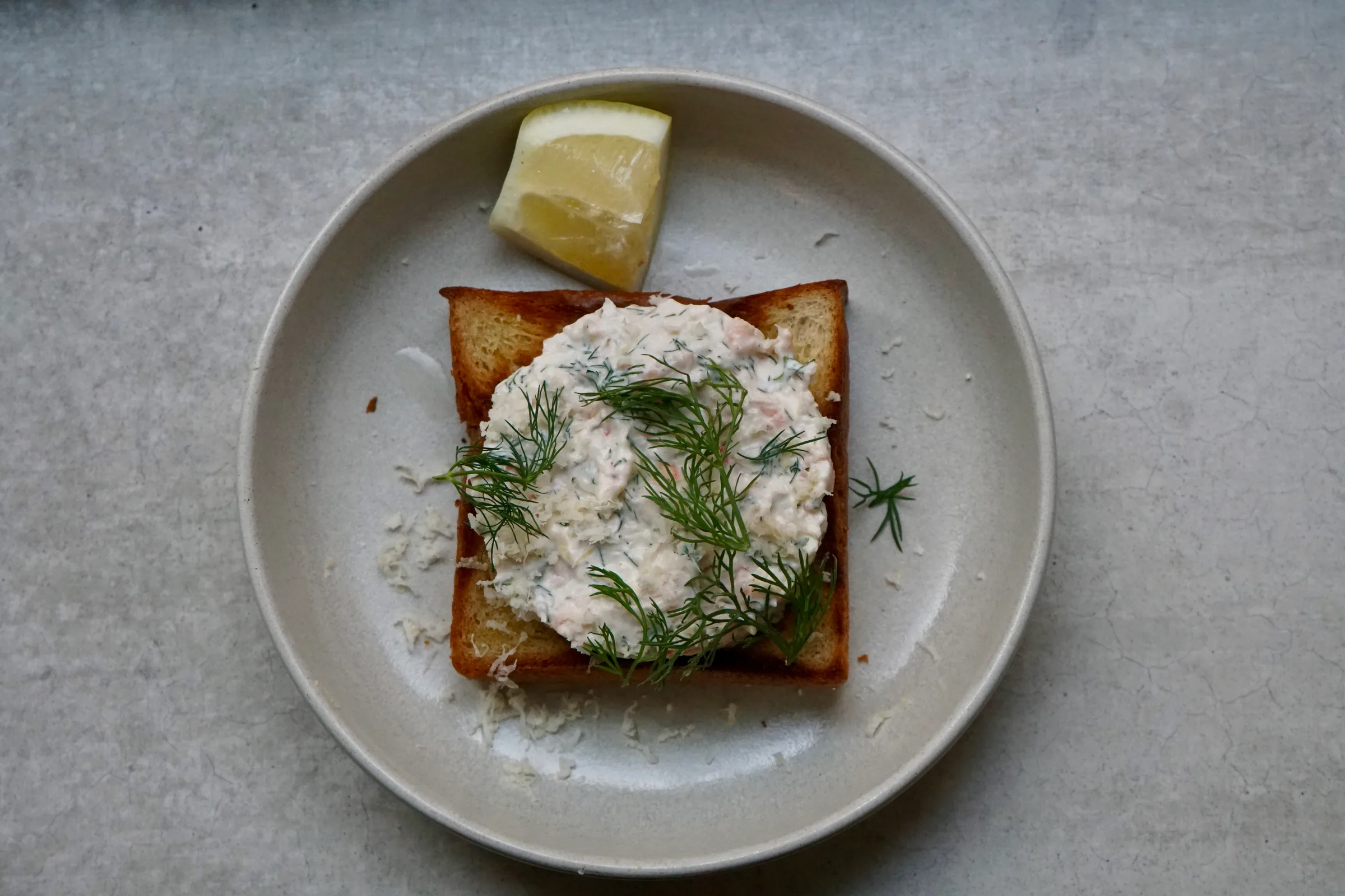 Fisk, mussla och makrill på krossad is